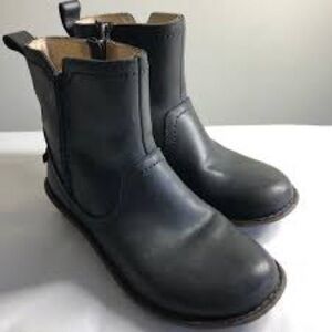 UGG Australia Neevah Black Zip up/ Lined Leather Boots Women’s size 6